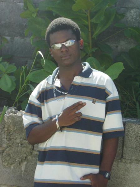 lui sais un ami de gwada ke jappr&eacute;cie bcp vrm il est love dune chou de madinina vrm ele a dela chance de lavoir parskil es tr&egrave; fidel kiss ne change pa